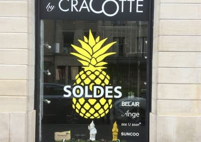 Adhésif de la boutique By cracotte à Nancy représentant un ananas jaune fluo et le mot soldes
